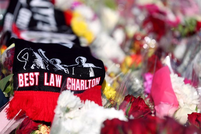Tributo en memoria a Bobby Charlton en Old Trafford