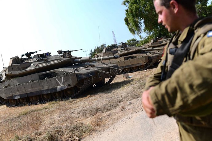 Archivo - ISRAEL-GAZA BORDER, Aug. 6, 2022  -- An Israeli soldier stands next to tanks on the Israel-Gaza border on Aug. 5, 2022. Israel's military announced Thursday it was sending more troops to the area near Gaza in case there were possible reprisal 