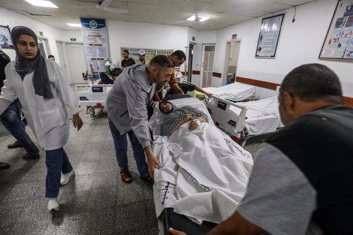 20 October 2023, Palestinian Territories, Rafah: A wounded Palestinian woman arrives at Al-Najjar Hospital after an Israeli airstrike on Rafah, south of Gaza Strip. Photo: Abed Rahim Khatib/dpa