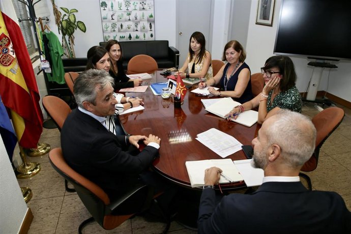 El consejero de Educación, FP y Universidades, Sergio Silva, con el presidente de la Cámara de Comercio de Cantabria, Tomás Dasgoa, y otros miembros de la entidad