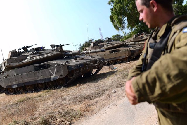 Archivo - ISRAEL-GAZA BORDER, Aug. 6, 2022  -- An Israeli soldier stands next to tanks on the Israel-Gaza border on Aug. 5, 2022. Israel's military announced Thursday it was sending more troops to the area near Gaza in case there were possible reprisal at
