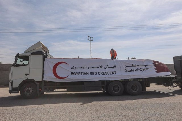October 21, 2023, Gaza, Palestine: A Palestinian employee from the Palestinian Red Crescent Society receives the aid convoy from Egyptian side, at Rafah border. United Nations (UN) agency is expected to deliver humanitarian aid to those in need in various