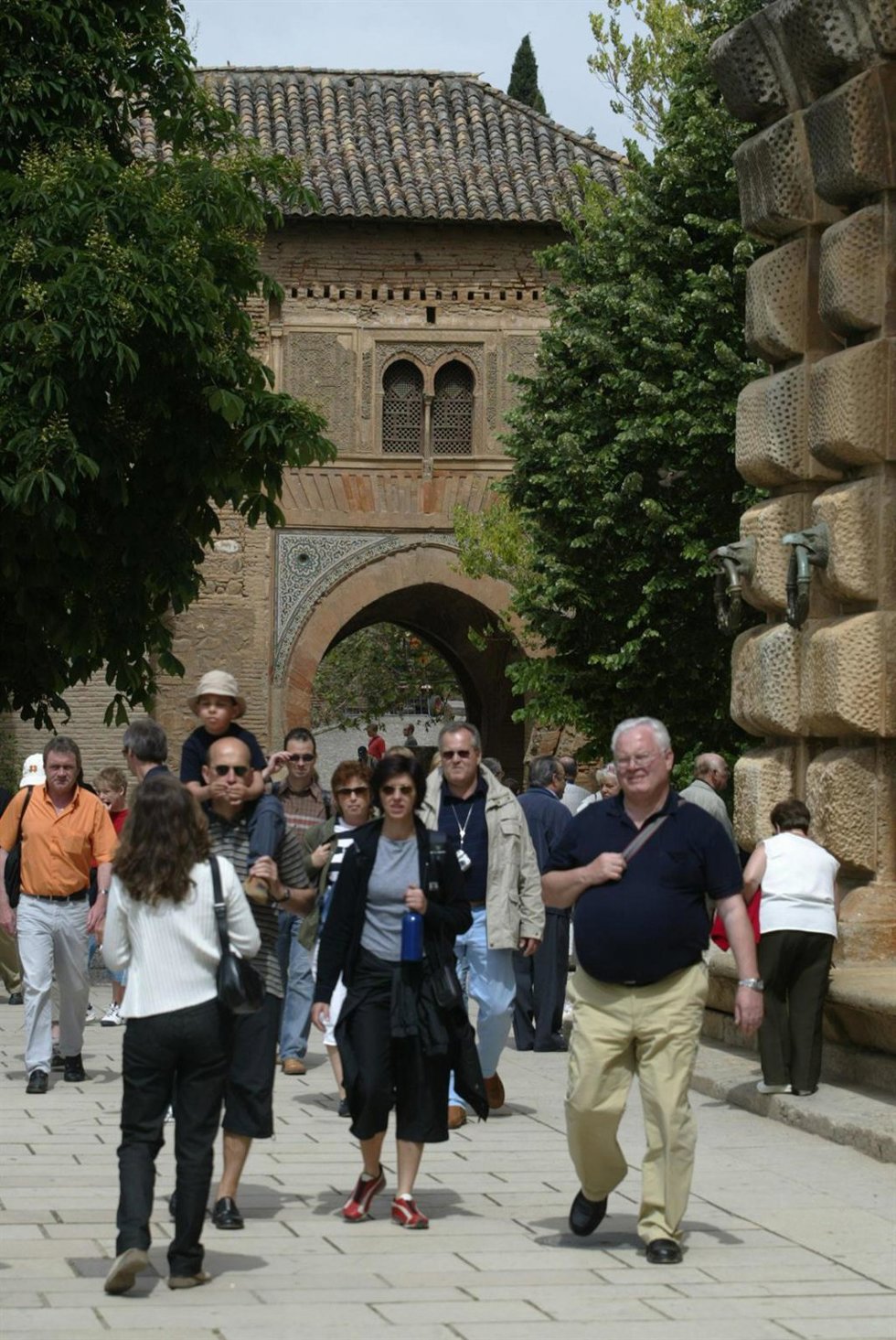 Archivo - Turistas en La Alhambra, Granada