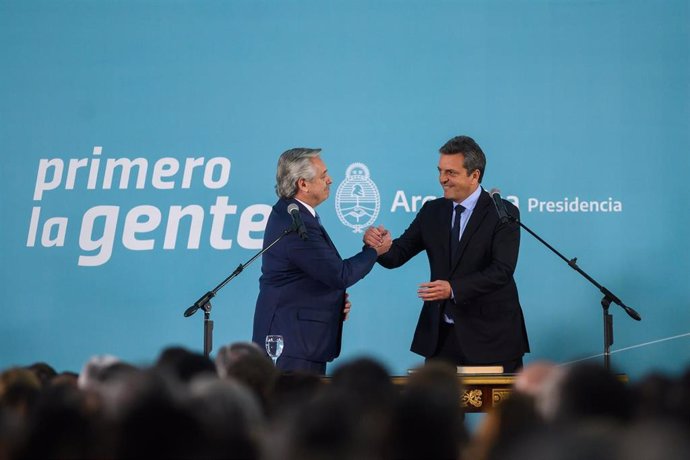 Archivo - El presidente de Argentina, Alberto Fernández, junto a su ministro de Economía y candidato a la Presidencia, Sergio Massa