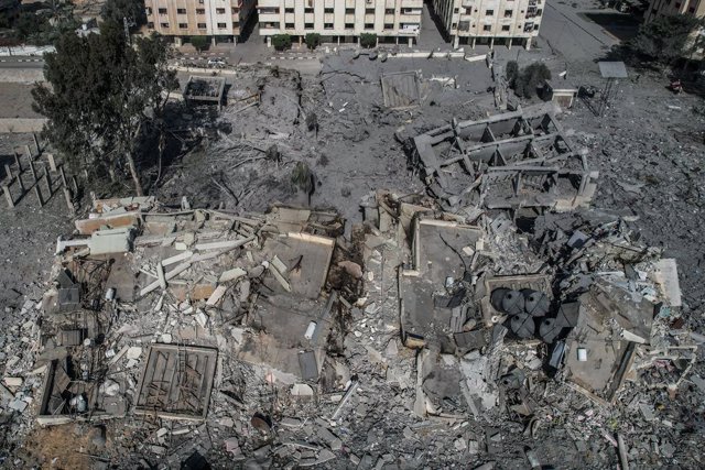 21 October 2023, Palestinian Territories, Al Zahra: An aerial view of destroyed buildings in Madinat Al-Zahra near Khan Yunis. The number of Palestinians killed in the Gaza Strip has risen by more than 200 to 4,385 since the beginning of the war with Isra