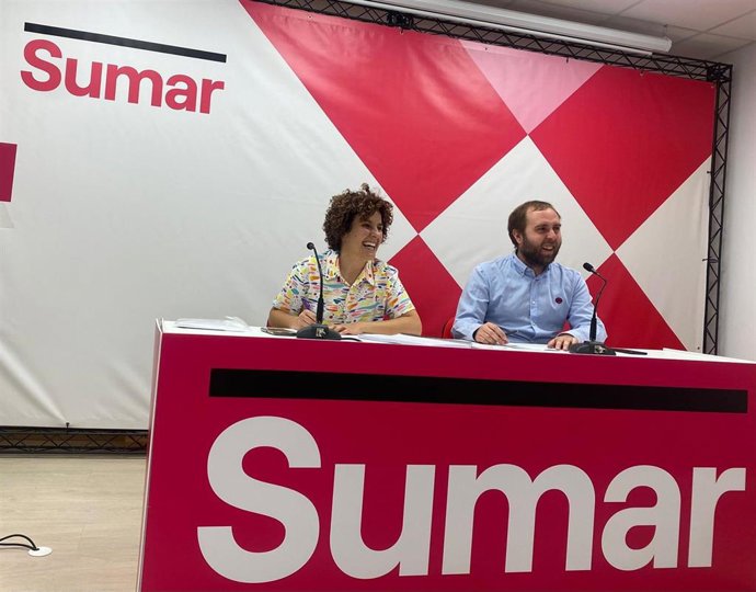 Archivo - Eunate García, a la izquierda, junto al coordinador de IU, Diego Mendiola, en una rueda de prensa de Sumar cuando concurrieron a a las generales