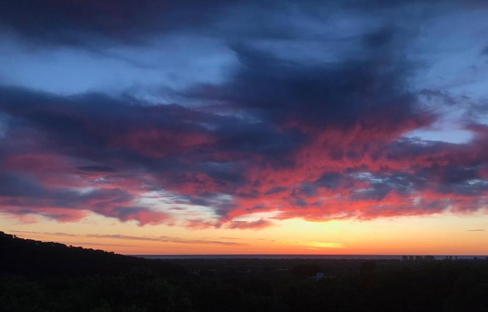 Archivo - Amanecer nublado en la Comunitat