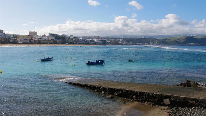 Archivo - Ambiente en la Playa de las Canteras un día de invierno, en Las Palmas de Gran Canaria, Canarias (España),