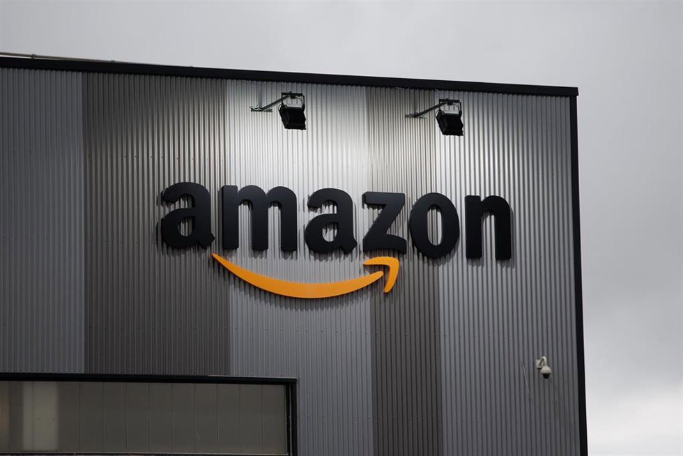 Archivo - Un centro logístico de Amazon, en Madrid (España).