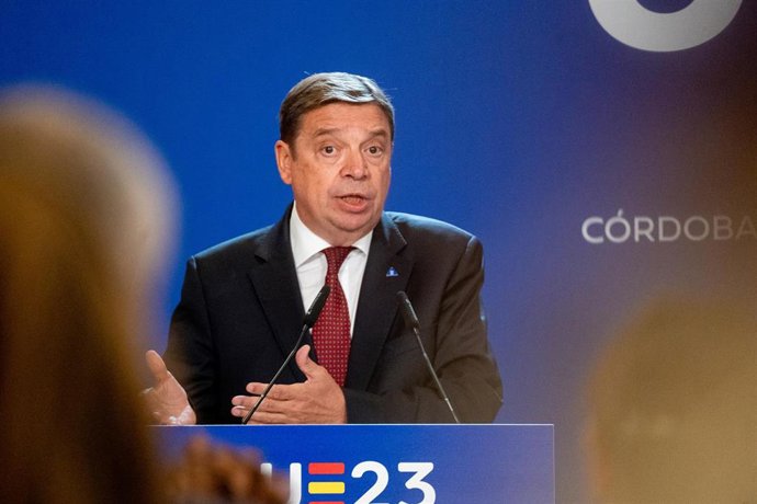 Archivo - El ministro de Agricultura, Pesca y Alimentación en funciones, Luis Planas, durante la rueda de prensa junto al comisario de Agricultura y Desarrollo Rural de la UE, Janusz Wojciechowski tras las sesiones de trabajo de la Reunión Informal de M