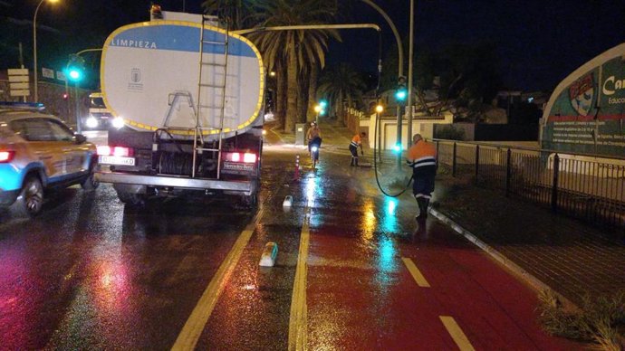 Operarios de limpieza realizan trabajos en Las Palmas de Gran Canaria tras las lluvias caídas entre la tarde y noche de este domingo