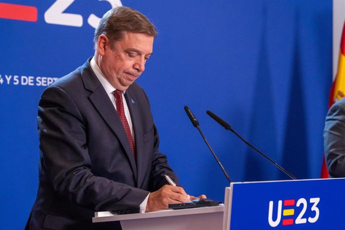 Archivo - El ministro de Agricultura, Pesca y Alimentación en funciones, Luis Planas, durante la rueda de prensa junto al comisario de Agricultura y Desarrollo Rural de la UE, Janusz Wojciechowski tras las sesiones de trabajo de la Reunión Informal de M