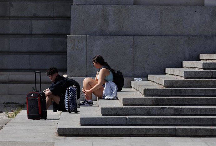 Archivo - Turistas frente al Palacio Real de Madrid.