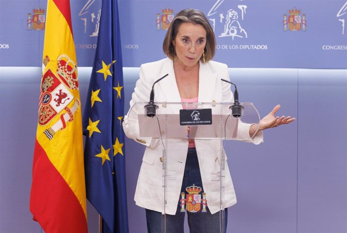 La secretaria general del PP, Cuca Gamarra, ofrece una rueda de prensa, en el Congreso de los Diputados, a 5 de octubre de 2023, en Madrid (España). 