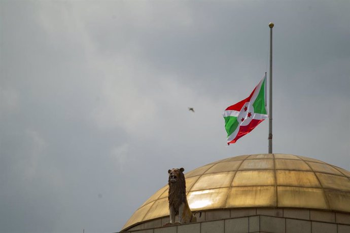 Archivo - Banderas a media asta en Burundi.