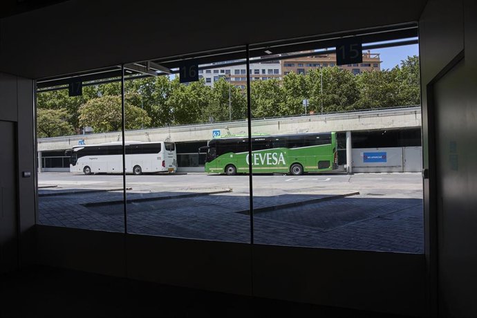 Archivo - Autobuses en la estación Sur de autobuses Méndez Álvaro
