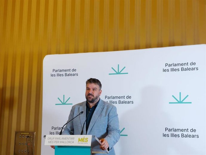 El portavoz parlamentario de MÉS, Lluís Apesteguia, en rueda de prensa.