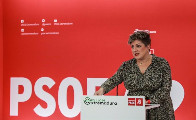 La portavoz del PSOE de Extremadura, Soraya Vega, en la rueda de prensa en la sede del partido.
