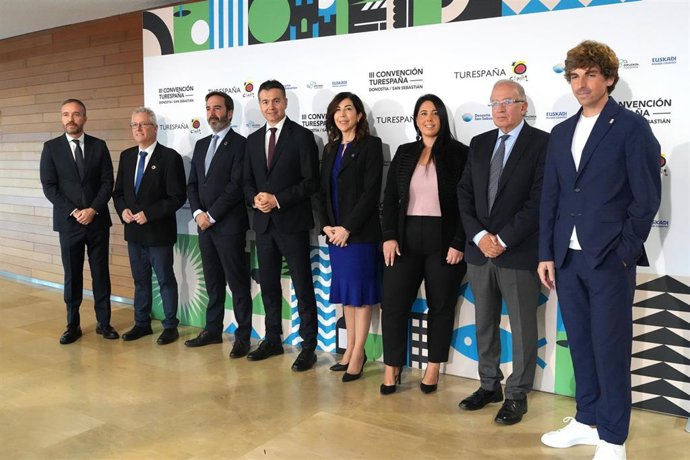 Foto de familia de los asistentes a la inauguración de la III Convención Turespaña, en el Kursaal, a 23 de octubre de 2023, en San Sebastián, 