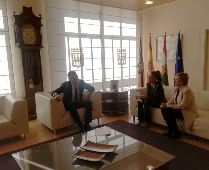 Imagen de la reunión entre el alcalde de Logroño, la concejala de pleno y la portavoz municipal de VOX
