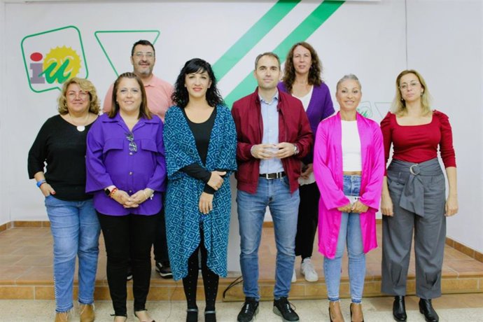 El coordinador andaluz de Izquierda Unida, Toni Valero, y la coordinadora provincial de Izquierda Unida, Toni Morillas, en una rueda de prensa