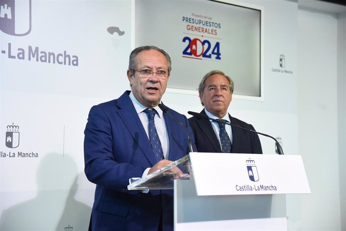 El consejero de Hacienda, Administraciones Públicas y Transformación Digital, Juan Alfonso Ruiz Molina, en rueda de prensa, tras reunirse con el presidente de la Confederación Regional de Empresarios de Castilla-La Mancha (CECAM), Ángel Nicolás.