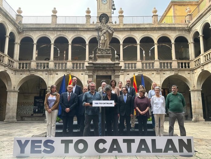 Representantes de mnium, de las universidades públicas catalanas, de organizaciones económicas y empresariales y de sindicatos piden a la UE la oficialidad del catalán