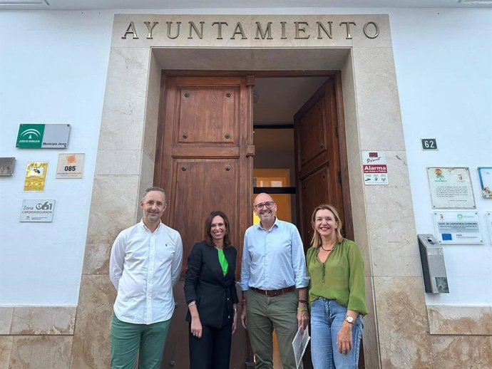 La consejera de Fomento Articulación del Territorio y Vivienda, Rocío Díaz, durante una visita a Cártama, junto con el alcalde, Jorge Gallardo