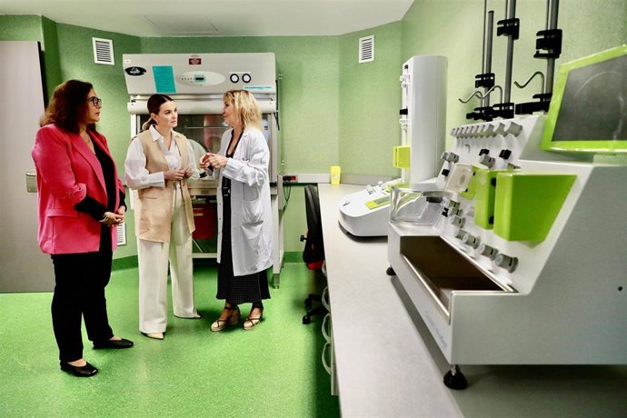 La presidenta del Govern, Marga Prohens, visita el Servicio de Hematología y Hemoterapia de Son Espases