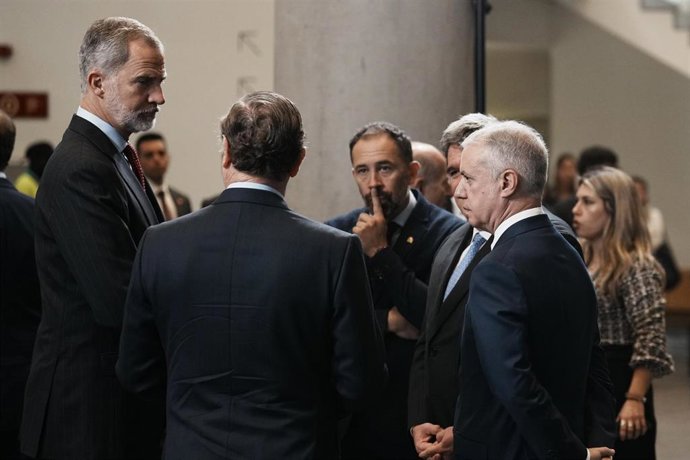 El Rey Felipe VI en el XXVI Congreso Nacional de la Empresa Familiar en el Palacio Euskalduna de Bilbao, junto con el Lehendakari, Iñigo Urkullu, y el delegado del Gobierno en Euskadi, Denis Itxaso