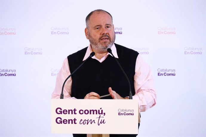 El portavoz de los comuns, Joan Mena, en rueda de prensa.