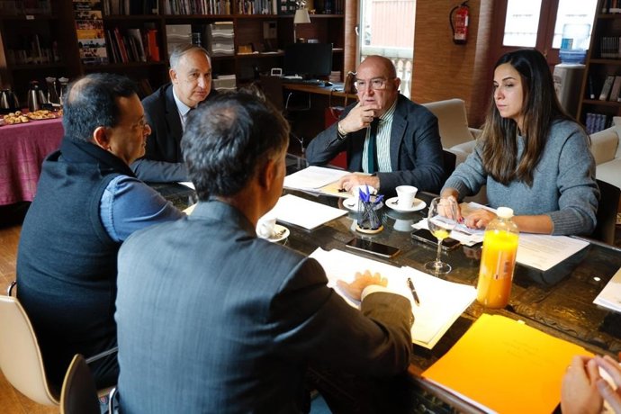 Reunión del Patronato de la Casa de la India en Valladolid, con la concejal de Turismo, Blanca Jiménez; el alcalde, Jesús Julio Carnero (segundo por la dcha), el rector de la UVA, Antonio Largo (centro); y el embajador de India en España (izq de espalda