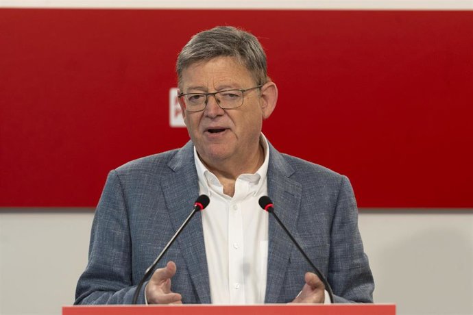 El secretario general del PSPV-PSOE, Ximo Puig, ofrece declaraciones a los medios.