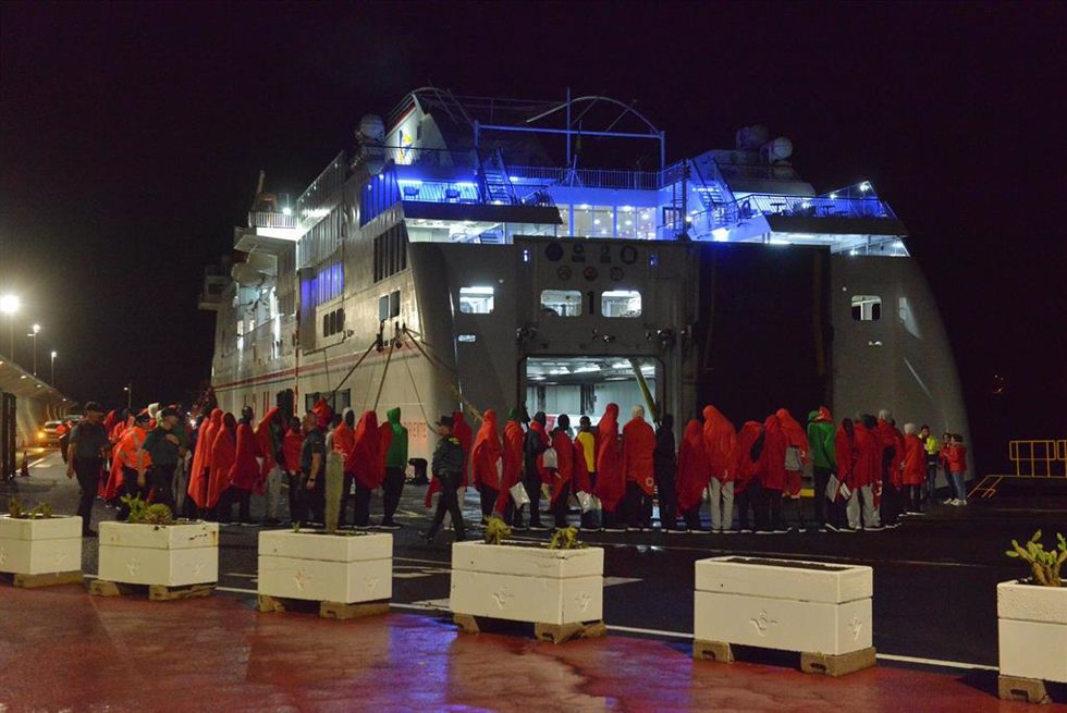 Decenas de inmigrantes hacen cola para entrar a un barco, en el muelle de La Restinga, a 22 de octubre de 2023.