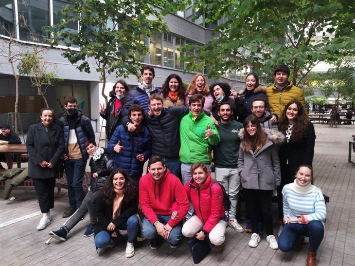 Archivo - Sevilla.-Jóvenes con discapacidad intelectual se gradúan por la US en un curso de formación para el empleo