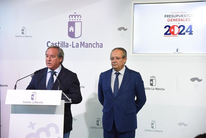 El presidente de Cecam , Ángel Nicolás, en rueda de prensa tras la reunión mantenida con el consejero de Hacienda, Administraciones Públicas y Transformación Digital, Juan Alfonso Ruiz Molina.