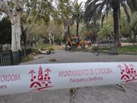 Unas planchas metálicas de un edificio caídas por el temporal han provocado la muerte del varón en Córdoba