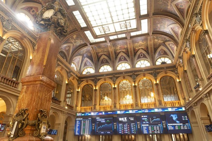 Paneles del Ibex 35 en el Palacio de la Bolsa de Madrid, a 10 de octubre de 2023, en Madrid (España). 