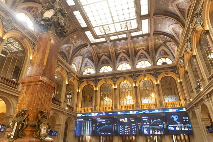 Paneles del Ibex 35 en el Palacio de la Bolsa de Madrid, a 10 de octubre de 2023, en Madrid (España). 
