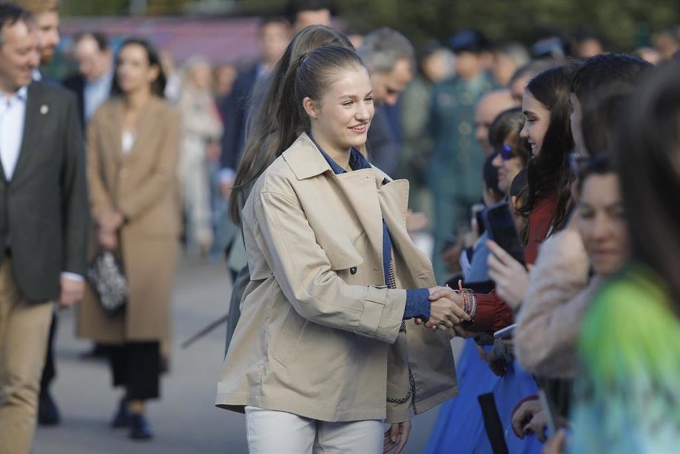 La princesa Leonor saluda a su llegada a la entrega del Premio al Pueblo Ejemplar de Asturias 2023