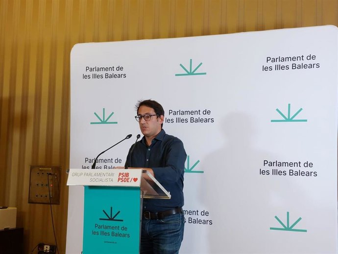 El portavoz parlamentario del PSIB-PSOE, Iago Negueruela, en rueda de prensa.