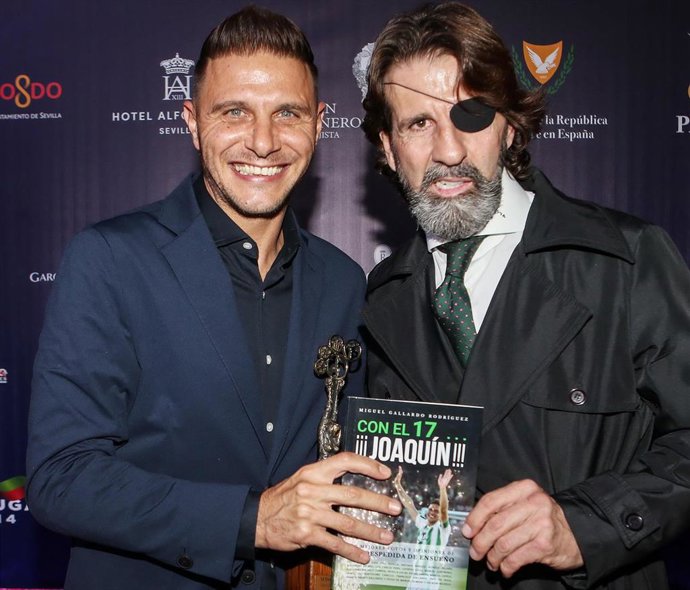 Imagen del exfutbolista Joaquín Sánchez y el torero Juan José Padilla.