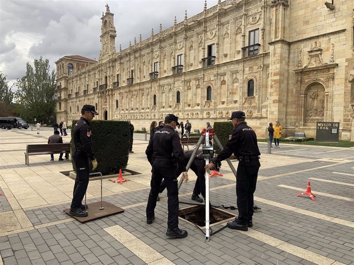 Montaje del dispositivo de seguridad en la Reunión Informal Ministerial de Telecomunicaciones en León.