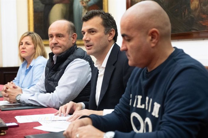 El alcalde de Cádiz haciendo balance tras el paso de la borrasca 'Bernard'.