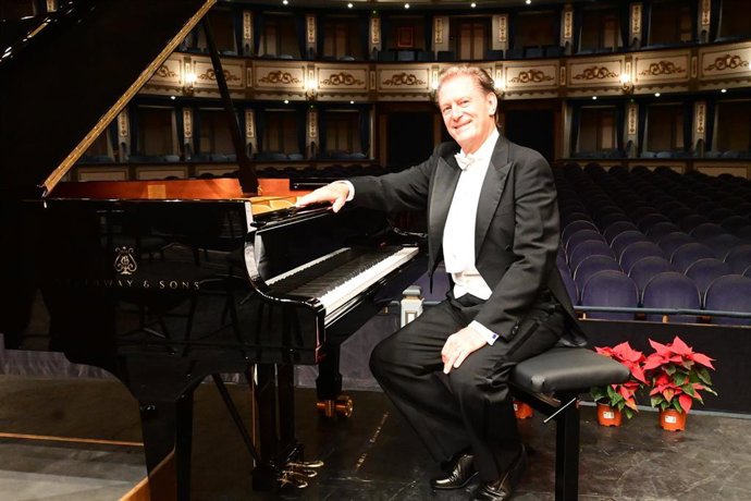 Helge Antoni interpreta este martes 24 de octubre en el Cervantes a Mozart, Beethoven, Chopin, Satie, Albéniz, Turina, Falla y otros grandes compositores.