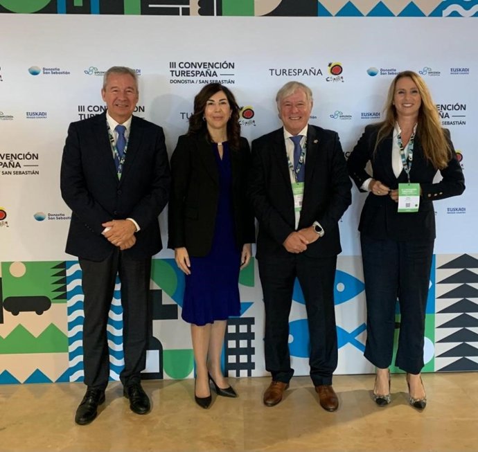 El conseller de Turismo del Consell, José Marcial; la directora insular de Turismo para la Demanda y la Hospitalidad, Susanna Sciacovelli; el director general de Turismo del Govern, Pep Aloy; y la secretaria de Estado de Turismo, Rosana Morillo.