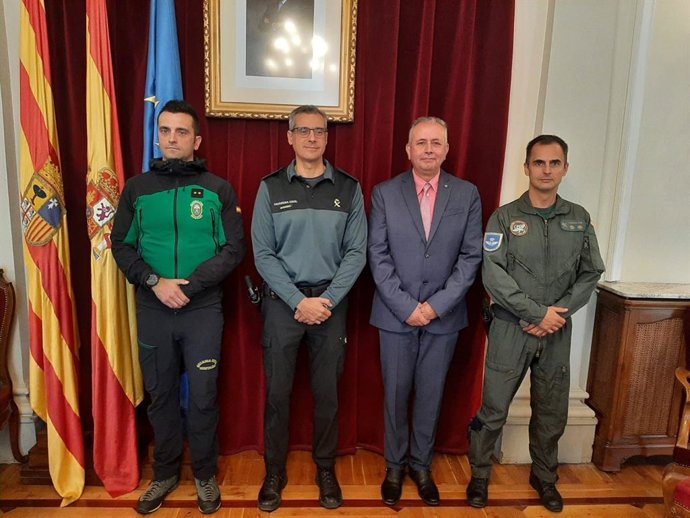 El subdelegado del Gobierno en Huesca, Carlos Campo; el teniente coronel jefe de la Comandancia de Huesca, Francisco Pulido; y el teniente coronel de la Unidad Aérea de Huesca, Alberto Rodríguez.