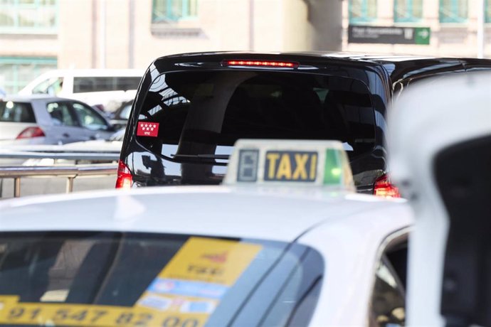 Archivo - Un taxi en la zona de Atocha