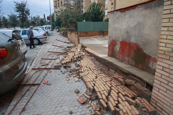 Caída de un muro en la calle Zapillo en el barrio de Sevilla Este por la borrasca "Bernard", a 23 de octubre de 2023 en Sevilla (Andalucía, España).
