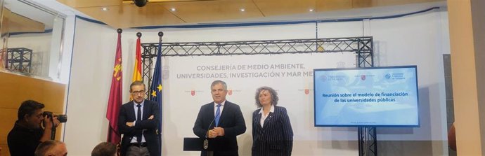 El consejero de Medio Ambiente, Universidades, Investigación y Mar Menor, Juan María Vázquez, junto a los rectores de la Universidad de Murcia y la UPCT, José Luján y Beatriz Miguel, respectivamente